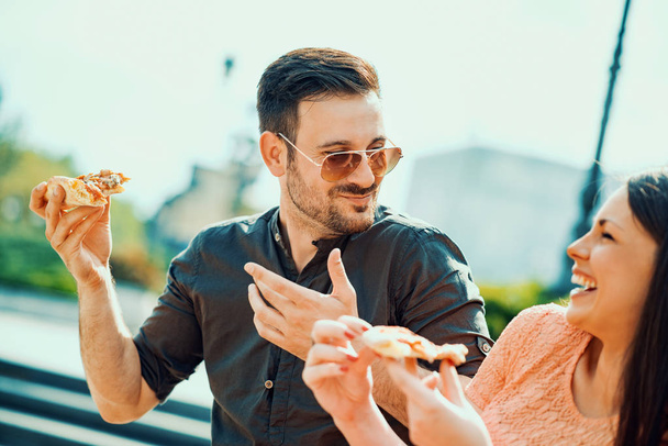 幸せなカップルを食べるピザ - 写真・画像
