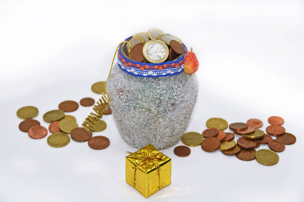 Новорічний горщик з монетами євро
 - Фото, зображення