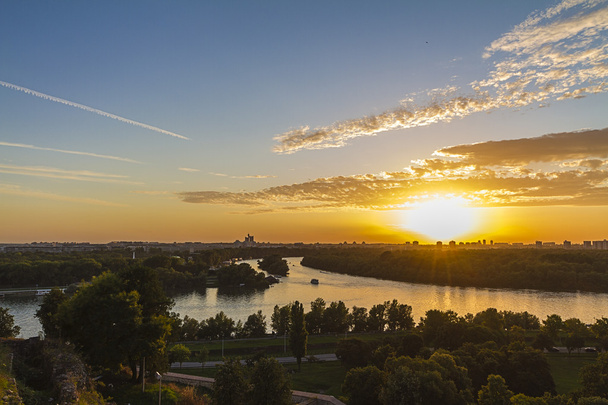 Puesta de sol en Belgrado, Serbia, vista panorámica
 - Foto, imagen