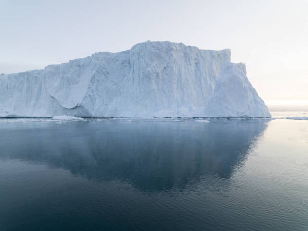 Jäävuoret Grönlanti arktisella merellä. Voit helposti nähdä, että jäävuori on vedenpinnan yläpuolella ja vedenpinnan alla. Joskus on uskomatonta, että 90% jäävuoresta on veden alla.
 - Valokuva, kuva