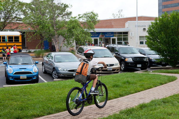 Niños yendo en bicicleta a la escuela
 - Foto, Imagen