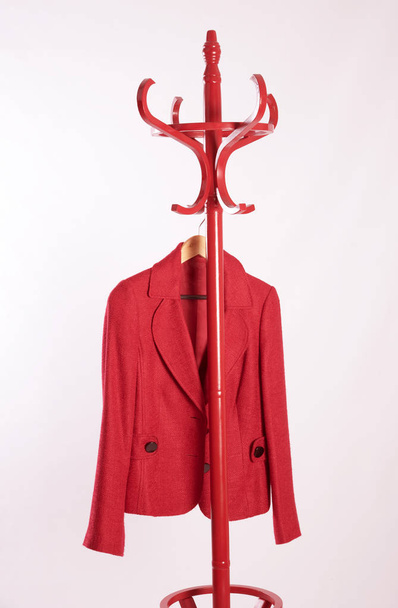 Giysi stand ve kırmızı ceket - Fotoğraf, Görsel