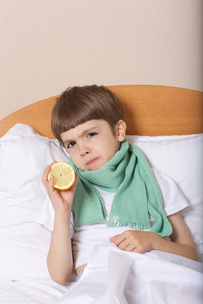 Больной мальчик в постели
 - Фото, изображение