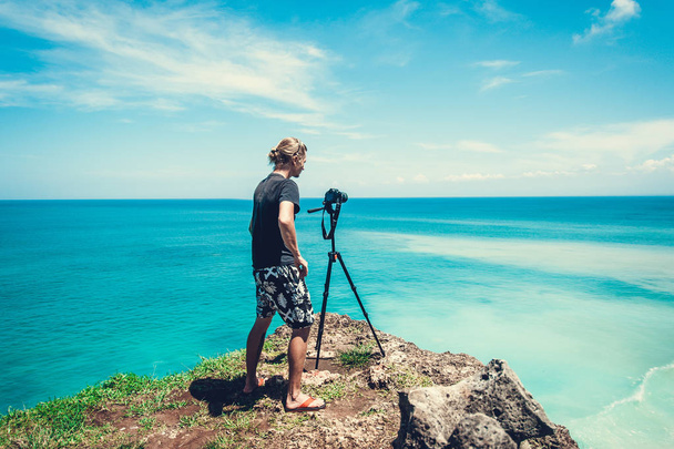 Photographer making photo of amazing view at the ocean - Zdjęcie, obraz