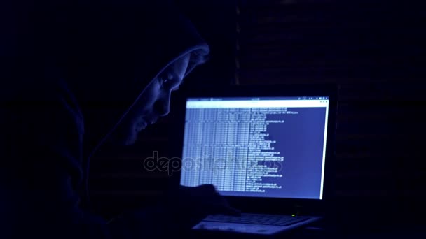 νεαρή χάκερ που εργάζονται σε μυστικούς κώδικες σε έναν υπολογιστή - Πλάνα, βίντεο