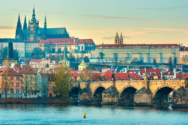 vista do Castelo de Praga e da Ponte Carles
 - Foto, Imagem