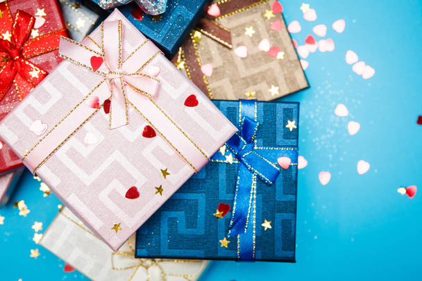 Coffrets cadeaux avec des arcs sur fond bleu
 - Photo, image