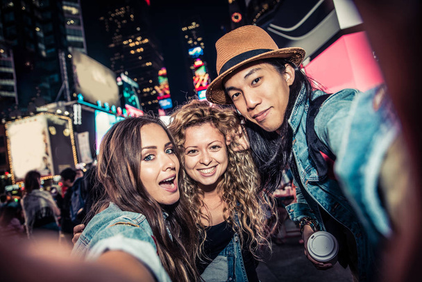Friends taking selfie in Times Square  - 写真・画像