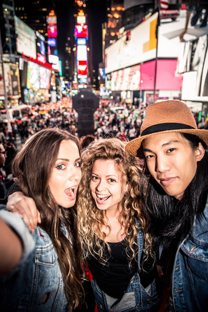Friends taking selfie in Times Square  - Foto, Bild
