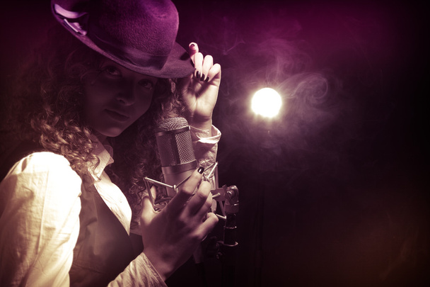 Beautiful singer in hat with microphone - Foto, Imagem