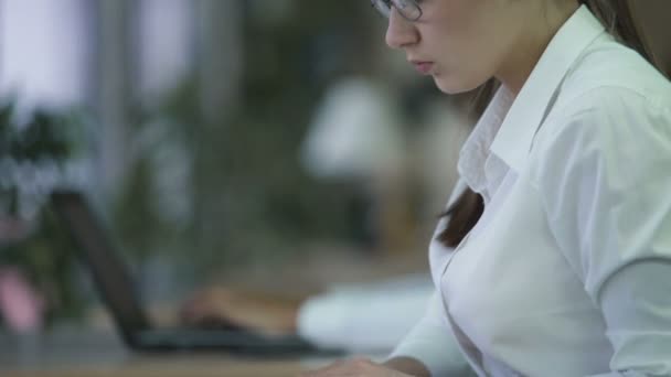 Young female manager overloaded with paper work, has to meet tight deadline - Séquence, vidéo