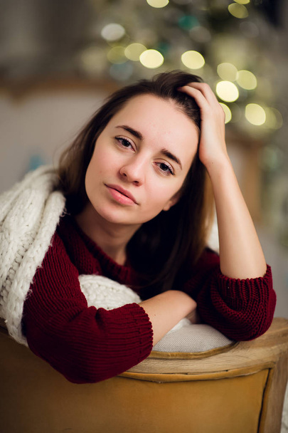 Portrait of pretty young woman in evening dress smiles in Christmas - Foto, afbeelding