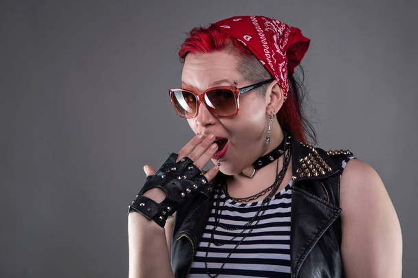 Сором'язлива панк-жінка в сонцезахисних окулярах
 - Фото, зображення