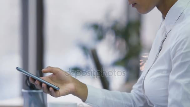 Αρκετά biracial γυναίκα μιλάει στο κινητό, πείθοντας υπολογιστή-πελάτη να κάνει μια αγορά - Πλάνα, βίντεο