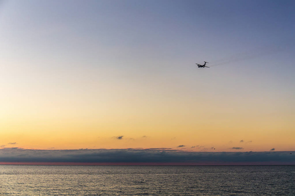 Flugzeuge starten über dem Meer - Foto, Bild