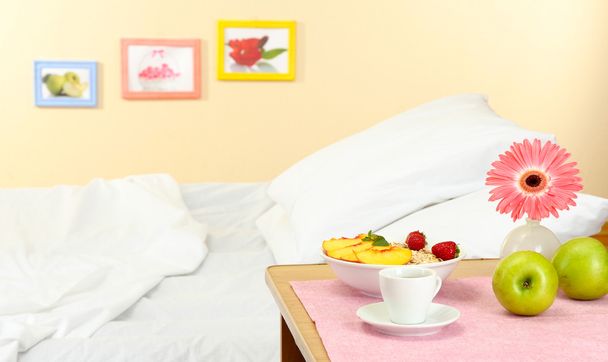 colazione leggera sul comodino accanto al letto
 - Foto, immagini