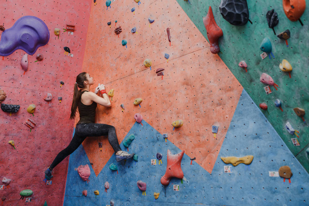 Mladá fitness žena dělá profesionální bouldering v horolezectví tělocvična - Fotografie, Obrázek
