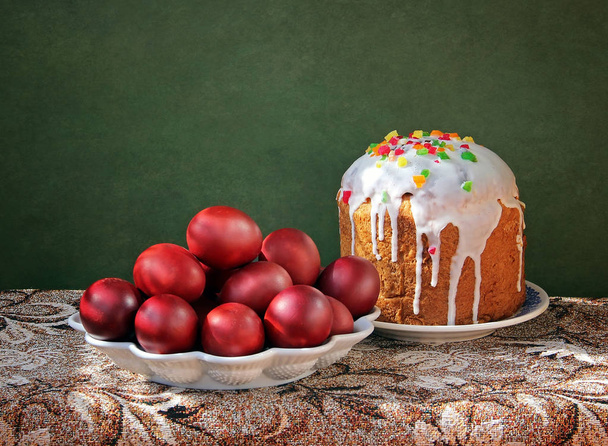 Still life with Easter eggs and an Easter cake - Photo, image