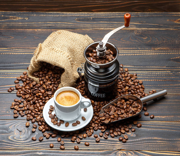 Смажені кавові зерна на дерев'яному фоні
 - Фото, зображення