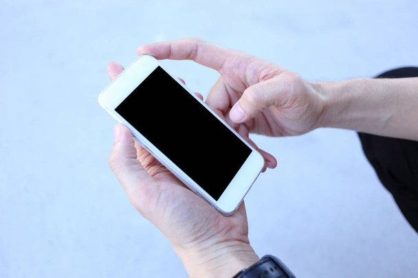 Smartphone in mano con schermo spazio vuoto
 - Foto, immagini