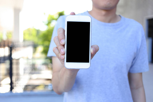 Akıllı telefonu boş ekran ile tutan adam - Fotoğraf, Görsel