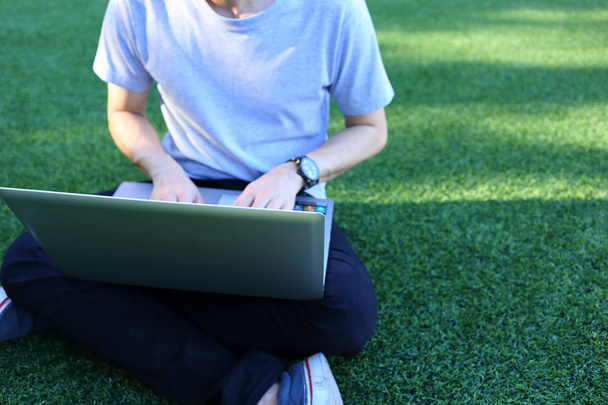 az ember ül a laptop használata - Fotó, kép