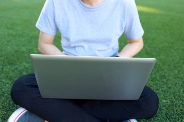 Mann sitzt mit Laptop - Foto, Bild