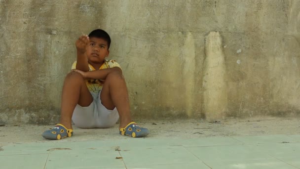 armer kleiner Junge traurig und trostlos allein - Filmmaterial, Video