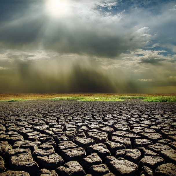 ciel dramatique avec soleil sur la terre de sécheresse
 - Photo, image