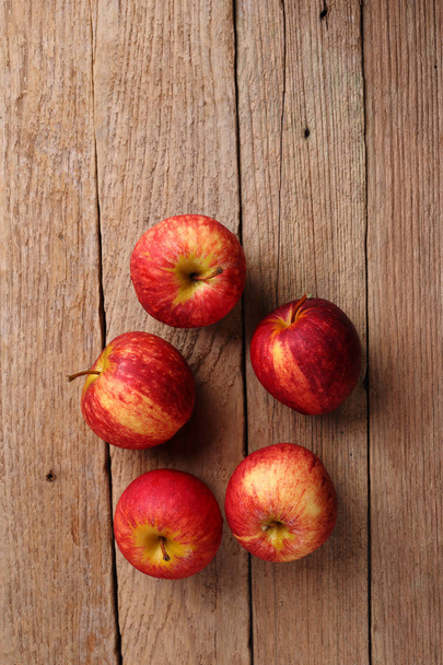 apples on wooden background - Foto, Imagen