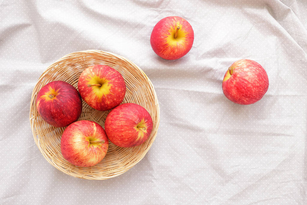 Jablka ovoce v košíku a tkaniny - Fotografie, Obrázek