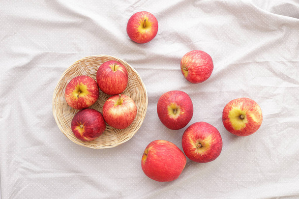 Jablka ovoce v košíku a tkaniny - Fotografie, Obrázek