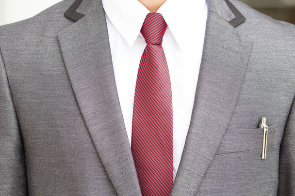 Человек в сером костюме и красном галстуке
 - Фото, изображение