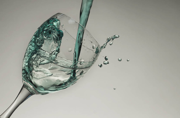 グラスに水のしぶき - 写真・画像