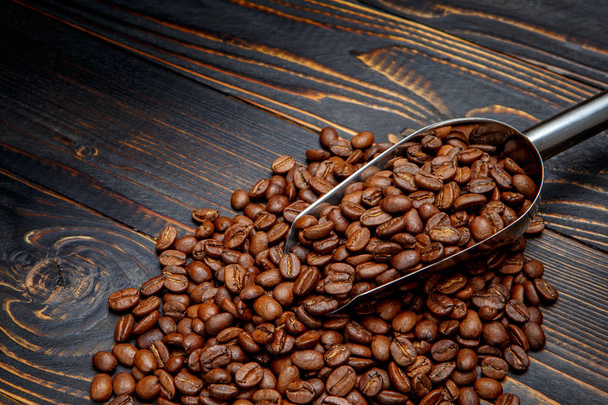 roasted coffee beans on wooden background - Foto, Imagen