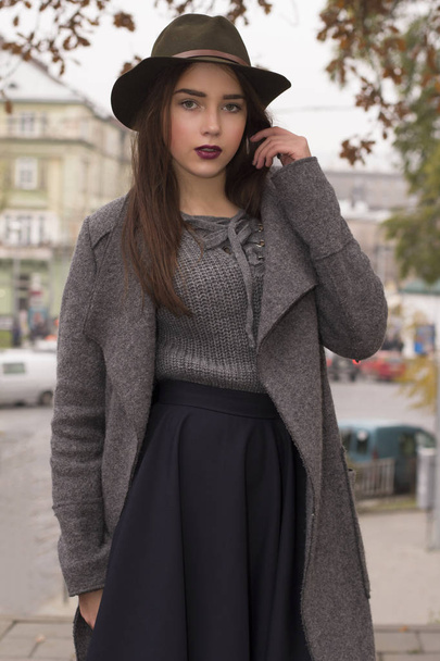 Lovely model in green hat and coat at the street - Fotografie, Obrázek