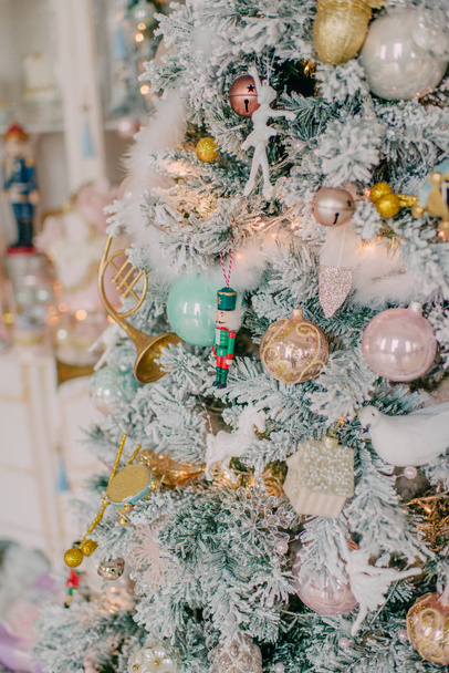 Weihnachtsbaum mit Spielzeug - Foto, Bild