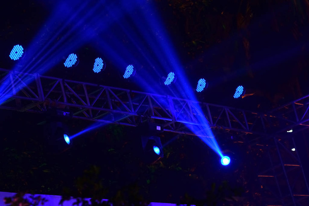 Stage Spotlight Rayos contra negro oscuro
 - Foto, Imagen