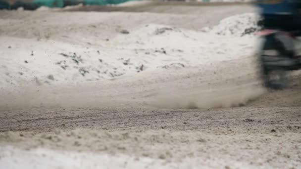 Motocykl jede na motokrosové trati v zimě - Záběry, video