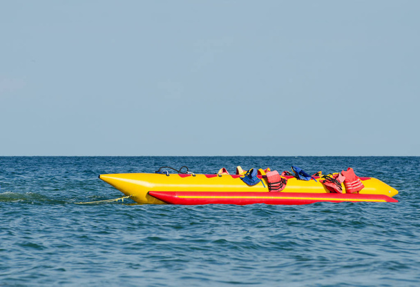 Banana de água vazia, com coletes salva-vidas na atração da água do mar
 - Foto, Imagem