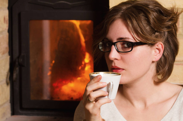 Mujer joven bebiendo café - Foto, Imagen