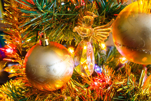 Zlatý vánoční osvětlení a vánoční koule a dekorace detail - Fotografie, Obrázek
