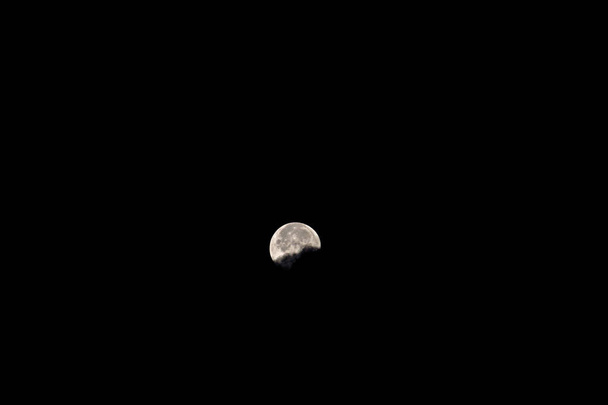 Volle maan 's nachts - Foto, afbeelding