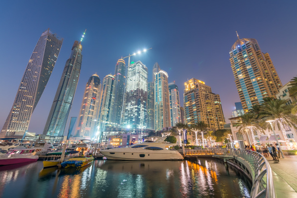 skyline nocturno de Dubai Marina
 - Foto, Imagen