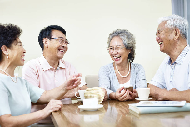 Starsi ludzie Azji dobrą zabawę - Zdjęcie, obraz