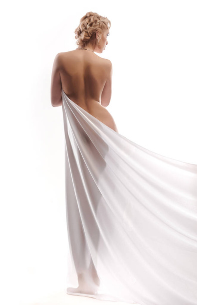 Belle jeune femme nue isolée sur fond blanc
 - Photo, image