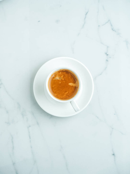 Φλιτζάνι καφέ στην μαρμάρινη επιφάνεια - Φωτογραφία, εικόνα