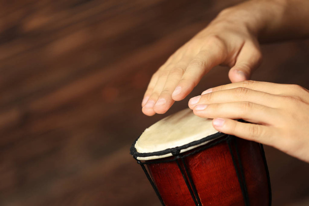 Руки человека, играющего на африканском барабане
 - Фото, изображение