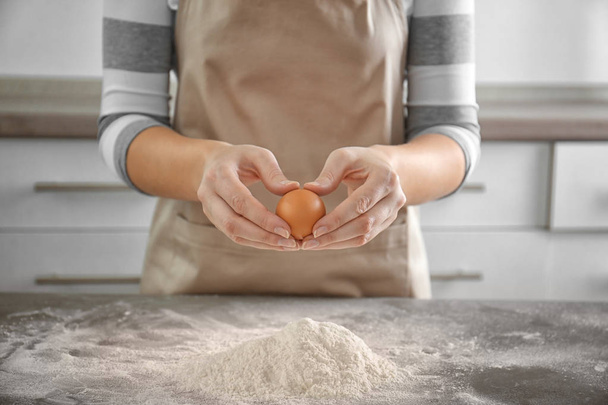 Woman making dough - Foto, afbeelding