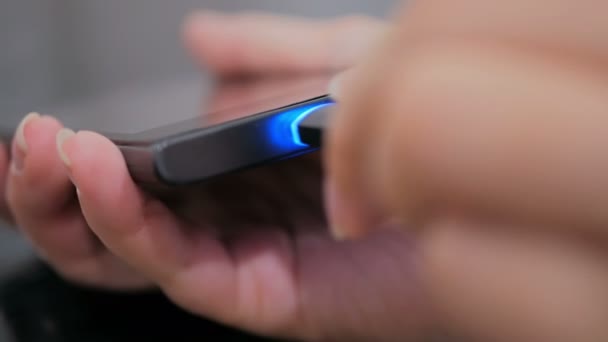 Kadının smartphone şarj kablosu takmayı Siyah Yıldırım el - Video, Çekim